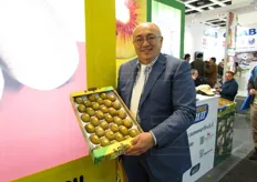 Giampaolo Dal Pane dell'azienda italiana Summerfruit, con una cassetta in mano di kiwi a polpa gialla Dori'.