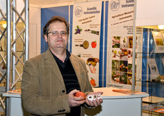 Enrico Turoni, presso il proprio stand TR Turoni, mostra la new entry nella gamma di strumentazione per l'ortofrutta.