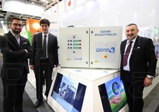 Luca Rivoira (Retarder), Eduardo Perez (Gruper) e Aldo Rivoira (Retarder). Retarder e RK Growers hanno creato la Techno 3, un'azienda per la commercializzazione in Italia delle soluzioni a base di ozono e elettrolisi per la disinfezione di acque e ambienti come le celle frigo.