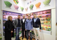 "Emanuela Maletti (commerciale estero), Guido Santoro (responsabile acquisti materie prime Sud), Andrea Sartori (direttore), Mattia Sartori, Davide Facchini (amministratore) dell'azienda Facchini. "Prima giornata di fiera molto più positiva dello scorso anno. Buono il flusso di clienti e potenziali tali"."