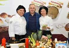 Ubaldo Colombo, responsabile marketing della OP Terre Agricole (al centro) insieme agli chef che hanno cucinato i Fun-Burger per i visitatori.