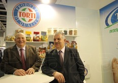 "Stand dell'azienda Torti di Avezzano (AQ), che produce, confeziona, trasforma e distribuisce patate. In posa: Giuseppe e Claudio Torti. "Oltre a far conoscere il prodotto italiano all'estero, e' necessario puntare alla sua valorizzazione in Italia"."