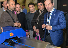 Il vicepresidente Unitec, Luca Montanari (sulla destra), fornisce spiegazioni ad alcuni clienti interessati.