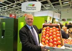 Josef Wielander, direttore di VI.P, l'Associazione delle Cooperative Ortofrutticole della Val Venosta, che posa con una cassetta di mele Pinova, varieta' sulla quale il Consorzio punta molto: ha un sapore dolciastro-asprigno e un aroma inconfondibile.