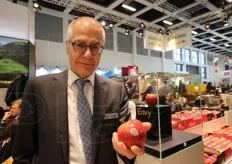 Gerhard Dichgans, direttore di VOG. In mano mostra Envy, la nuova mela club commercializzata da quest'anno.