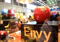 In bella mostra fa la sua presenza Envy, la mela club commercializzata da VOG e VIP. Da notare la scelta fatta nello stand collettivo del Sud Tirolo: mostrare le varieta' di mele all'interno di teche, esattamente come dei gioielli.