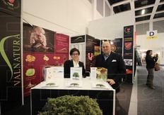 Antonietta Foschini e Federico Valente della cooperativa COC, specializzata in import-export di prodotti ortofrutticoli da 40 anni. In fiera e' stato illustrato il programma aziendale dedicato all'intera filiera e le collaborazioni avviate lo scorso anno con due Universita' in Italia e Bielorussia, per l'interscambio culturale e lo stage di laureandi in ambito agrario e commerciale.