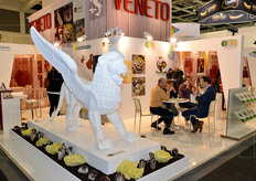 Un leone alato introduce i visitatori all'area collettiva della Regione Veneto.