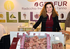 Sempre nella collettiva veneta incontriamo Cristiana Furiani, titolare della Geofur, specialista in radicchio. Quest'anno la ditta ha presentato nuovi imballi colorati in polipropilene nelle tinte rosa (in foto) e giallo,che si aggiungono alle altre gia' esistenti.