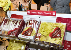 "Questi radicchi sono anche denominati "Fiori d'Inverno". In foto, alcune confezioni a marchio Tosatto."