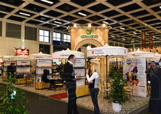 Lo stand collettivo di Veronamercato, quest'anno piu' ampio rispetto alle precedenti edizioni di Fruit Logistica. Di fronte, il direttore di Veronamercato, Paolo Merci.