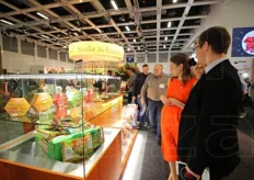 Promoter della Zerbinati mostra le novita' dell'azienda; alcune sono state presentate a Marca 2016, a Bologna, altre per la prima volta a Fruit Logistica.