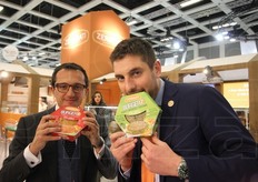 Federico Francesco Ferrero (medico nutrizionista e vincitore di Masterchef 2014) e Simone Zerbinati (direttore generale Zerbinati) posano per noi presentando la principale novita' dell'azienda in quest'edizione di Fruit Logistica: i burger di verdure.