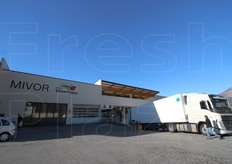 Un camion durante la fase di carico delle mele confezionate. Pronti per la partenza!