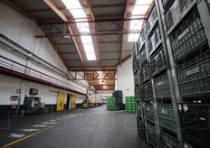 "Nella foto il punto di partenza del ciclo di lavorazione, mesi prima che le mele arrivino sugli scaffali. Da qui entrano le mele appena raccolte nei meleti della Val Venosta. "Il socio produttore arriva con il suo rimorchio, parcheggia sulla pesa e indica tutti i dati necessari alla rintracciabilita'. Per ogni singolo cassone riceve un'etichetta da apporvi. In questa fase avviene un primo controllo qualita' visivo per quanto concerne la maturazione delle mele e il produttore riceve le indicazioni relative al punto di scarico cui deve recarsi. E' l'esperienza - sottolinea Sachsalber - a dirci dove mettere le mele"."