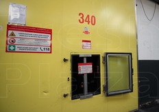 Nelle celle frigo le mele vengono conservate a una temperatura tra 1 e 2 gradi centigradi in funzione della varieta' e in un'atmosfera con un valore di ossigeno variabile da 0,5 a 2%. Una volta chiuse, nelle celle si corre il serio rischio di asfissia. Percio', quando giunge il momento di passare alla lavorazione, viene aperto il portello della cella (come si vede in foto) per alzare il tenore d'ossigeno e permettere ai carrellisti di entrare. Servono da una a due settimane, a seconda della varieta' di mela, affinche' l'atmosfera diventi respirabile per le persone.