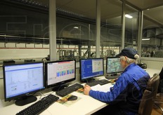 "La sala di controllo dove si gestisce la fase di calibratura. Qui lavorano quattro dipendenti e un tecnico che si occupa delle macchine, due carrellisti addetti all'alimentazione della linea e una donna che si occupa di togliere subito le mele marce all'arrivo (foto precedente). "Utilizziamo una calibratrice automatica della olandese Greefa con cui lavoriamo per circa 11 mesi all'anno e riusciamo in media a calibrare 1.300-1.400 cassoni al giorno, su due turni, per un totale di 15 ore"."