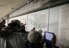 Nella foto si vede lo schema dell'impianto della Mivor, con due magazzini automatici. Uno piccolo per i cassoni vuoti, con una capacita' di circa 2.000 unita'. Il magazzino grande conta posto per circa 18.000 cassoni, per una lunghezza di 80 metri, una larghezza di 25 metri e un'altezza di 27 metri.