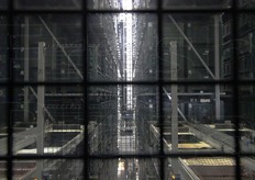 Della movimentazione dei cassoni, sia in ingresso che in uscita, se ne occupano una serie di carrelli-robot. Dalla ricezione dell'ordine serve un minuto, un minuto e mezzo per portare fuori il cassone giusto; prima, usando carrelli e uomini, ne servivano almeno dieci.