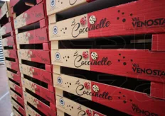 "Le Coccinelle", il nuovo marchio di mele mix della VI.P. Val Venosta, qui fa bella mostra di se' su cassettine pronte per essere riempite."