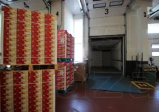 Le baie di carico dei camion che poi porteranno le mele Val Venosta in tutt'Italia (e oltre).