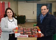 "La fragola viene commercializzata in parte sotto il marchio "Miss Dolcezza" (brand che identifica anche le altre produzioni frutticole della OP, escluso il kiwi, proposto a marchio KiwiPiu'); in buona parte (un 40%) Secondulfo lavora anche per le marche private delle catene Coop e Conad, fornendo svariate tipologie di confezionamento. In foto: Annarita e Salvatore Secondulfo."