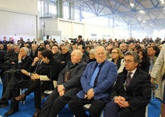 Prima fila delle autorita' presenti all'inaugurazione. A sinistra i ministri Galletti (Ambiente) e Martina (Politiche Agricole); a destra Renzo Mainetti (presidente di Fedagro Acmo Bologna) e Valentino Di Pisa (presidente nazionale Fedagromercati).