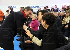 "Appena terminato il suo intervento sul palco, Valentino Di Pisa (presidente Fedagromercati) scende e saluta il ministro Martina, dopo aver espresso il suo dispiacere per lo stralcio, in fase di approvazione del Collegato Agricoltura, dell'articolo 11; l'articolo riconosceva ai mercati all'ingrosso un ruolo strategico nell'agroalimentare italiano. "I mercati - ha chiosato il presidente nazionale dei grossisti - sono valore per i produttori e un'opportunità per i consumatori e sono un elemento per l'obiettivo del ministro Martina di raddoppiare l'export agroalimentare"."