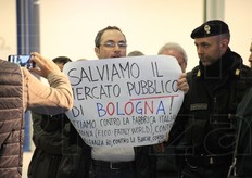 Non a tutti piace il F.I.CO., cosi' l'inaugurazione NAM e' stata teatro di una singolare protesta da parte di un esponente del comitato 'La Foglia di Fico'; un nome che vuole fare il verso all'omonimo parco agroalimentare di futura realizzazione a Bologna.