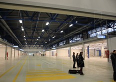 Gia' qui si nota la prima, grande, differenza tra la vecchia e la nuova area mercatale. Addio alla struttura a 'L': NAM e' formata da un'unica galleria lunga 400 mt, contro i piu' di 1.000 metri del vecchio mercato.