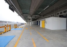 Nel trasferimento dalla vecchia struttura alla nuova, uno degli obiettivi piu' importanti e' il seguente: sostenere gli stessi volumi logistici gestiti sino ad oggi nella vecchia struttura, cioe' 240mila tonnellate di prodotti ortofrutticoli movimentate all'anno e oltre 450.000 pallet annui tra quelli in ingresso e quelli in uscita; tutto questo pero' in un'area che si e' contratta del 75%, utilizzando 20 baie di carico contro le 80 della precedente struttura.