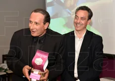"Per la categoria "Comunicazione", il premio al Gruppo Norba (a sinistra il giornalista Nicola Mangialardi) da parte del presidente del Consorzio Qualita' Tipica di Puglia, Arcangelo Bruno."