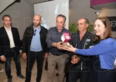 Anche ai produttori della cipolla va il giusto riconoscimento! In foto, la consegna del premio dalle mani di Rossella Gigli.