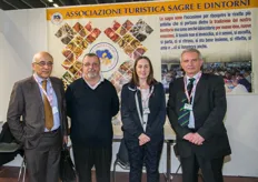 Una visita di FreshPlaza allo stand dell'Associazione Turistica Sagre e Dintorni. Da sinistra a destra: Adriano Facchini, Loris Cattabriga, Rossella Gigli e il Prof. Vincenzo Brandolini.