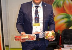 Sebastiano Fortunato mostra alcune delle referenze di pregiato pomodoro di Pachino.