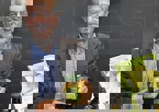 Luigi Frammartino con la marmellata a base di bergamotto.