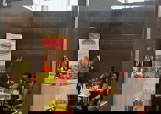 Stand OP Ortonatura, realta' nata dall'esperienza di cinque aziende calabresi e e specializzata in basilico, fragole, cipolla rossa, peperoncino e clementine.