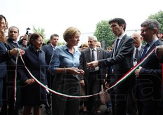 Una galanteria tra Ministri. Maurizio Martina, ministro delle Politiche Agricole, lascia alla collega Beatrice Lorenzin, vertice del dicastero alla Salute, l'onore del taglio del nastro di Cibus.