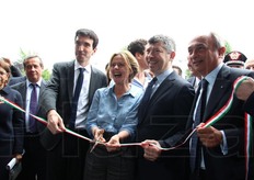 Il taglio del nastro che ufficializza l'apertura di questa 18esima edizione del Cibus. Sara' l'edizione dei record, con piuì di 3mila aziende espositrici e 72mila visitatori, di cui 16mila esteri e 2.200 top buyer. Da sinistra Maurizio Martina, ministro del Mipaaf, Beatrice Lorenzin, ministro alla Salute, Ivan Scalfarotto, sottosegretario al Ministero dello Sviluppo Economico, Gian Domenico Auricchio, presidente di Fiere di Parma, che ospitano come da tradizione la manifestazione.