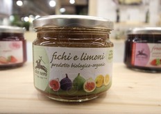 Alce Nero, specializzata in prodotti biologici, ha presentato a Cibus un ampliamento di gamma delle sue marmellata: quella in foto, fichi e limoni. E' prodotta senza l'aggiunta di zuccheri ne' di addensanti, con solo frutta e succo d'uva.