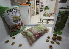 Una fiera internazionale come Cibus e' anche l'occasione per sbirciare cosa fanno all'estero. Nella foto le noci di Grenoble, francesi.