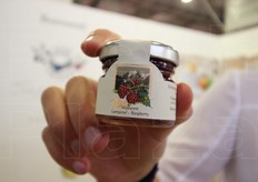 "Uno dei prodotti dell'Alpe Pragas. Producono composte, mostarde con un minimo di 70% di frutta e sciroppi. La materia prima, alias la frutta, "in parte la produciamo noi, in parte l'acquistiamo. i problemi sono i volumi", spiegano. Fanno vendita diretta e in negozi in Trentino Alto Adige, mentre per gli alberghi fanno delle monoporzioni. Hanno anche una linea bio."