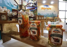 "Nello stand della valdostana Alpenzu. Producono confetture e composte e quest'anno hanno presentato la loro giardiniera (nella foto): un prodotto destinato al normal trade e, nei formati maggiori, ai banchi gastronomia. In generale "c'e' - ci spiegano - un continuo interesse su gusti nuovi e anche sulla grammatura: va molto il formato da 340 grammi, ma cresce molto anche il 40 grammi, usato soprattutto dagli alberghi"."