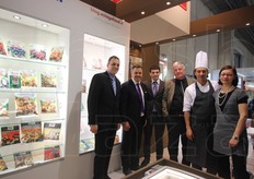 Nello stand dell'Asiago Food, specializzata nella produzione di funghi secchi e di surgelati. Da sinistra a destra Daniele Lazzaretto, Marco Velletri, Francesco e Massimo Azzolini, Luca Solinas e Claudia Lazzaretto.