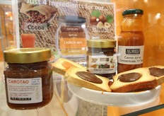 Ecco la prima e piu' interessante (per il Corriere della Sera, che l'ha inserita tra le 20 cose da vedere/assaggiare in quest'edizione del Cibus) novita' dell'Aureli: il Carotao, una cioccolata spalmabile dove il concentrato di carote sostituisce lo zucchero. E' formata da soli 4 ingredienti: cacao e concentrato di carota (appunto), nocciole e miele.