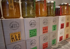 Le composte da coltivazione naturale dell'azienda agricola Borgo Felice, di Ancona. La frutta che in parte producono nei loro 8 ettari di frutteti e in parte comprano da altre aziende che producono al naturale, viene trasformata con un sistema a sottovuoto.