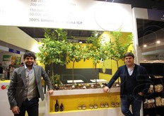 Nino (a sinistra) e Dario (a destra) Campisi, titolari dell'omonima azienda agricola. L'azienda siciliana coltiva 700 ettari di agrumeti e 200 ettari a ortaggi. Gli agrumeti contano 50mila alberi di arance e 150mila di limoni, i cui limoni sono certificati di Siracusa Igp.