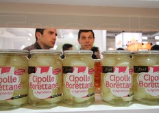 Nello stand della Citres, che trasforma verdura in sottoli e sottaceti.