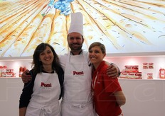 Foto di gruppo nello stand del Consorzio Casalasco del Pomodoro.