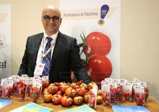 "Salvatore Chiaramida, direttore del Consorzio del Pomodoro di Pachino. Ci spiega che il Cibus "e' un'occasione di promozione, per far conoscere questo splendido prodotto. Permette di sottolineare che Pachino non e' un sinonimo, ma un toponimo, un luogo ben preciso di produzione. In molti casi c'e' della disinformazione (sul pomodoro di Pachino) ma con le 'dritte' giuste il consumatore e' felice di sapere che se compra Pachino compra un prodotto italiano"."